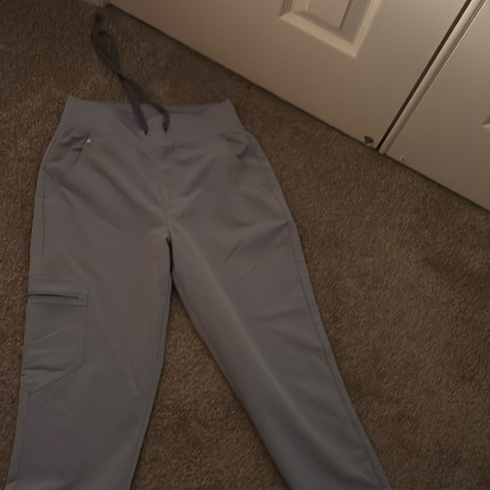 Figs Women's Straight-Leg Cargo Scrub Pants in Light Gray-Blue